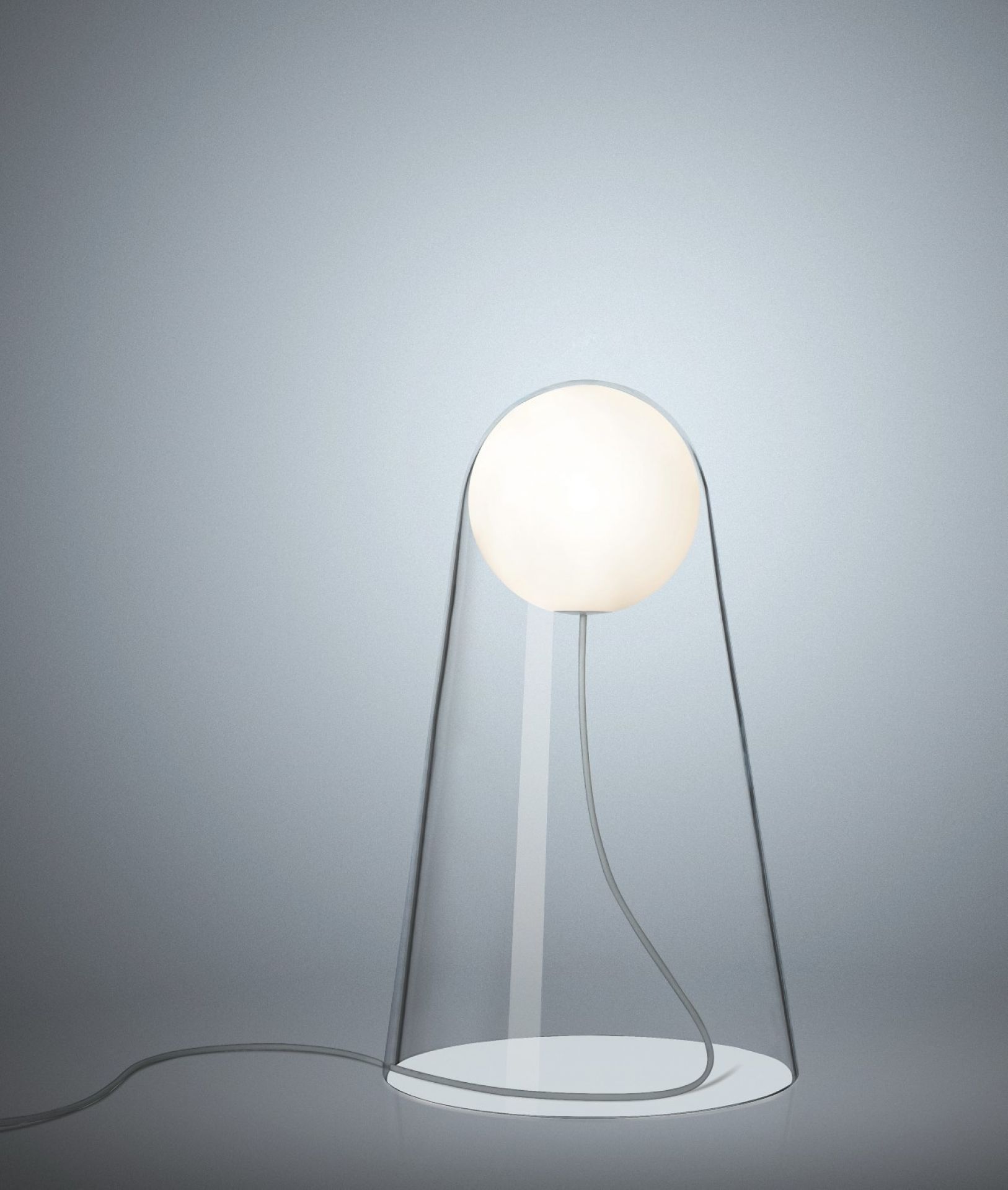 Satellight Tischleuchte von Foscarini: Moderne Lampe mit Glaskörper und leuchtender Kugel.